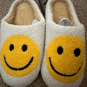 Cheerful Women’s Slippers with Yellow Smiley Face size 5/6